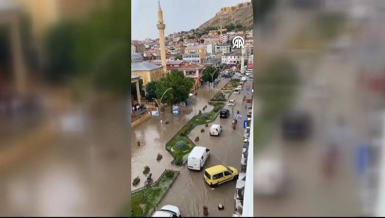 Bayburt'u sağanak vurdu! Cadde ve sokaklar göle döndü 16